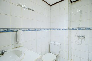 Bathroom - Ende Elok Hotel (Jakarta)