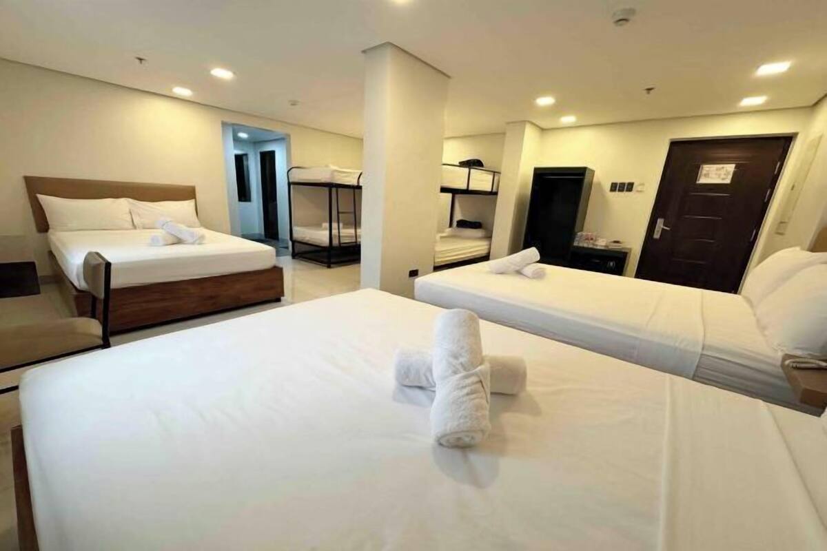 Skrivebord, lydisolert, strykejern/-brett og wi-fi (inkludert)