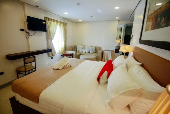 Schreibtisch, schallisolierte Zimmer, Bügeleisen/Bügelbrett