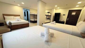 Skrivebord, lydisolert, strykejern/-brett og wi-fi (inkludert)