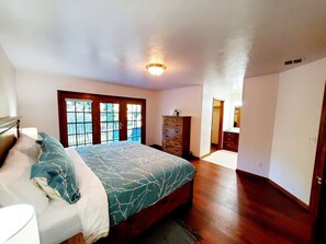 4 bedrooms, desk, iron/ironing board, travel crib