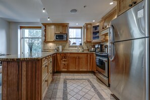 House - Woodrun 208 - Ski in Ski out, Common Area Hot Tub & Pool, Gas Fireplace, BBQ (Whistler)