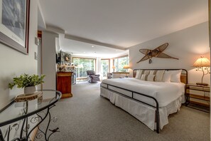 3 bedrooms, free WiFi, bed sheets - Woodrun 208 - Ski in Ski out, Common Area Hot Tub & Pool, Gas Fireplace, BBQ (Whistler)