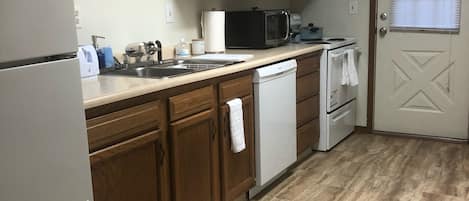 Réfrigérateur, four à micro-ondes, un four, surface de cuisson