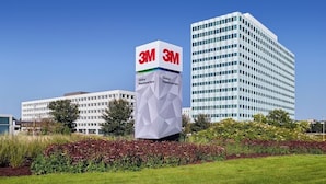 A 3M Global Headquarters building with a prominent sign, surrounded by landscaped gardens and other office buildings. - St.Paul,Minneapolis,Maplewood,Woodbury Family Home (Saint Paul)