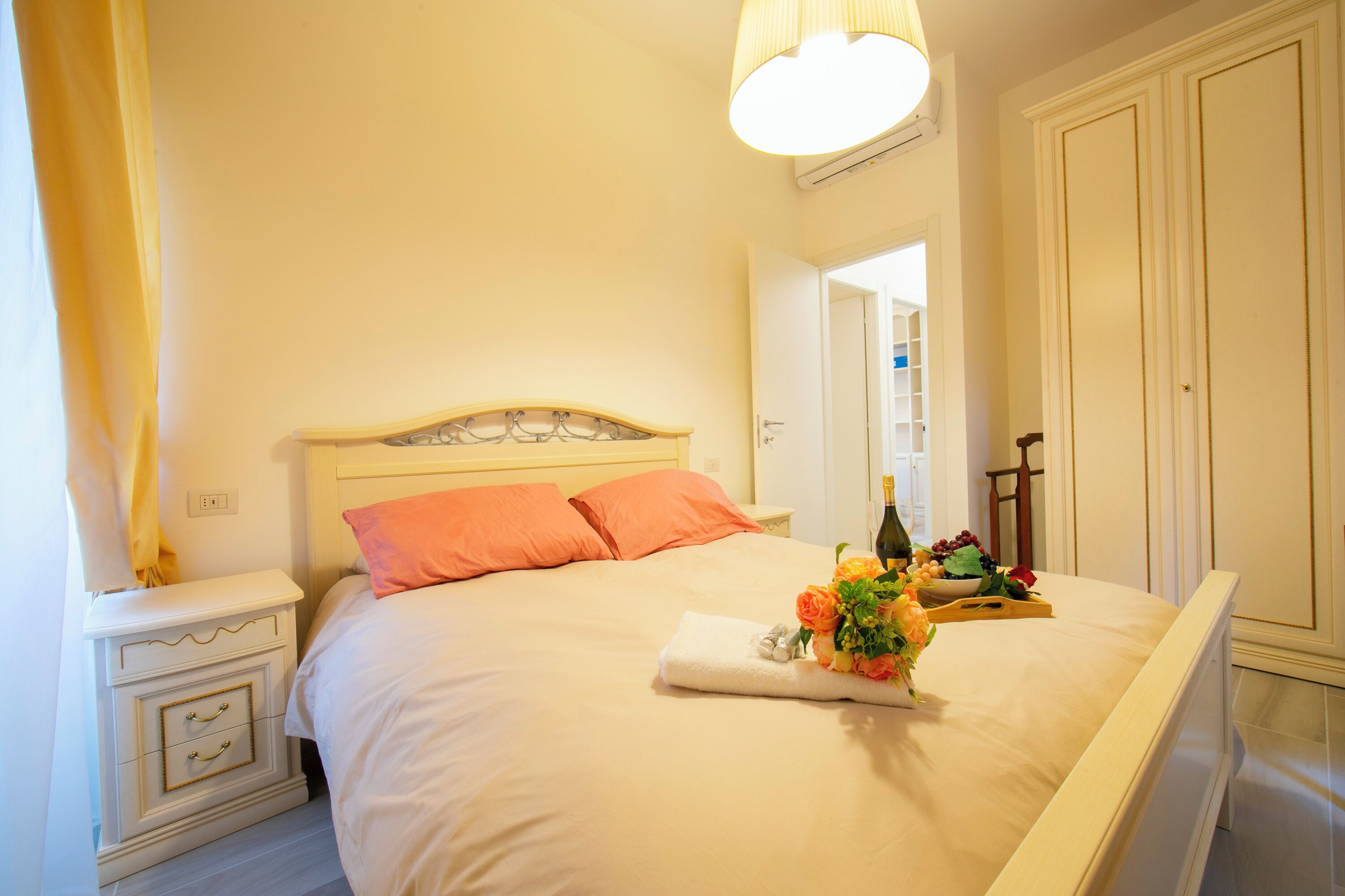 Une chambre bien rangée, avec un lit, une table de chevet et une armoire.
