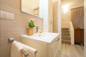 Familienapartment, Mehrere Schlafzimmer, Seeseite (Lenno Giardinetto) | Innenbereich