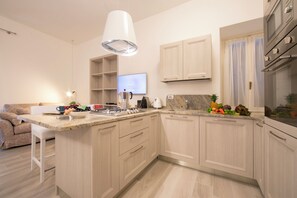 Appartamento familiare, camere multiple, lato lago (Lenno Giardinetto) | Cucina privata | Frigorifero con congelatore, microonde, forno, piano cottura