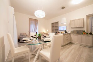Family Apartment, Multiple Bedrooms, Lakeside (Lenno Giardinetto) | Dining