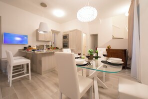Family Apartment, Multiple Bedrooms, Lakeside (Lenno Giardinetto) | Dining