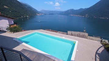 Kolam renang outdoor musiman, dengan kursi berjemur