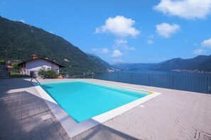 Appartamento familiare, camere multiple, lato montagna (Residence degli Oleandri 4B) | Piscina | Piscina stagionale all'aperto, lettini