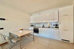 Appartement familial, plusieurs chambres, côté montagne (Residence degli Oleandri 4B) | Cuisine privée | Réfrigérateur grande capacité avec congélateur, four à micro-ondes