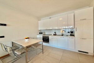 Familjelägenhet - flera sovrum - intill bergen (Residence degli Oleandri 4B) | Eget kök | Stort kylskåp, mikrovågsugn, ugn och spishäll
