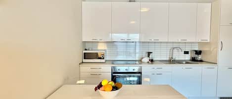 Departamento familiar, varias habitaciones, junto a la montaña (Residence degli Oleandri 4B) | Cocina privada | Refrigerador con congelador, microondas, horno y parrilla de estufa