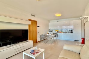 Departamento familiar, 2 habitaciones, microondas, junto a la montaña (Residence degli Oleandri 4B) | Área de sala de estar | Televisión de pantalla plana de 24 pulgadas con canales digitales 