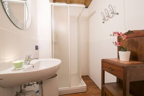 Apartment, 4 Bedrooms | Bathroom | Separate bathtub and shower, hair dryer, bidet, towels