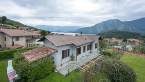 A residential property with a view of mountains and a lake. - Casa Simo Lenno (Tremezzina)