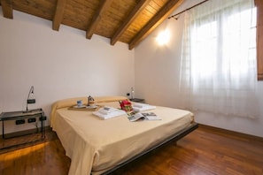 Apartment, 4 Bedrooms, Balcony, Partial Lake View