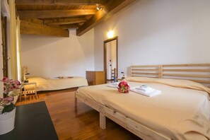 Apartment, 4 Schlafzimmer, Balkon, eingeschränkter Seeblick | 4 Schlafzimmer, WLAN, Bettwäsche