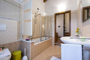 Appartement, 4 chambres, balcon, vue partielle sur le lac | Salle de bain
