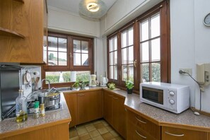 Apartment, 4 Schlafzimmer, Balkon, eingeschränkter Seeblick | Eigene Küche | Großer Kühlschrank, Mikrowelle, Ofen, Herdplatte