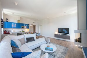 24-Zoll-Flachbildfernseher mit Digitalempfang, Fernseher, Kamin