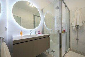 Family Apartment, Multiple Bedrooms, 2 Bathrooms (Casa Maria Menaggio) | Bathroom