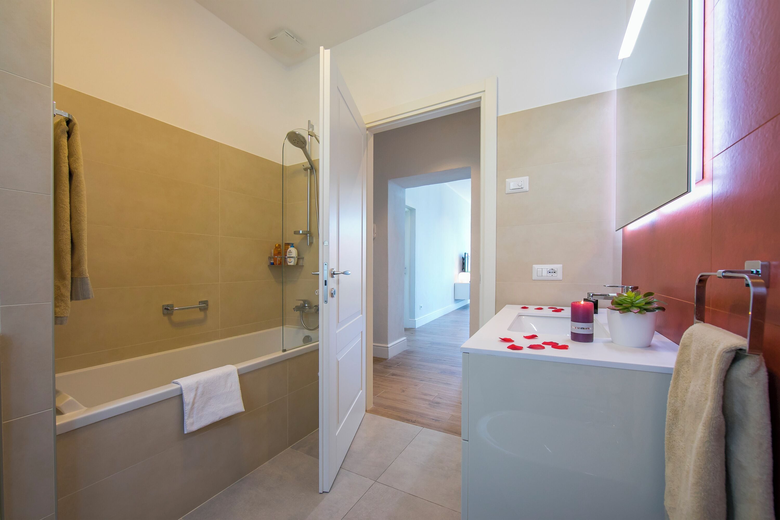Un baño moderno con bañera, ducha y tocador.