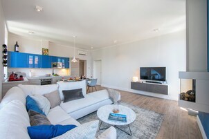 24-英寸纯平电视（配备数码频道）、电视、壁炉