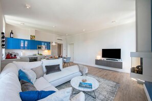 ファミリー アパートメント ベッドルーム (複数) 2 バスルーム (Casa Maria Menaggio) | リビング エリア | 24 インチの薄型テレビ (デジタル放送視聴可)、テレビ、暖炉