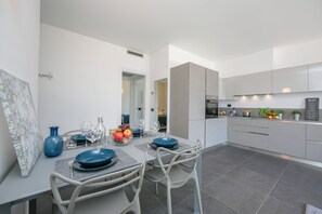 Familienapartment, Mehrere Schlafzimmer, Bergseite (Sant' Agata Bellavista) | Eigene Küche | Großer Kühlschrank, Mikrowelle, Ofen, Herdplatte