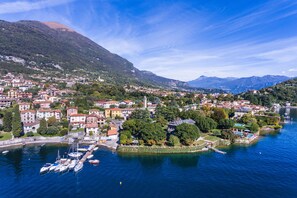 Une ville côtière dotée d’un port de plaisance, de bâtiments et, en arrière-plan, de montagnes.