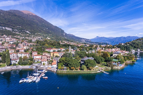 Une ville côtière dotée d’un port de plaisance, de bâtiments et, en arrière-plan, de montagnes.