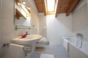 Familienapartment, Mehrere Betten, 2 Bäder, Bergseite (Residence Romina Lakeview Apt.) | Badezimmer | Badewanne und Dusche (separat), Regendusche, Haartrockner, Bidet