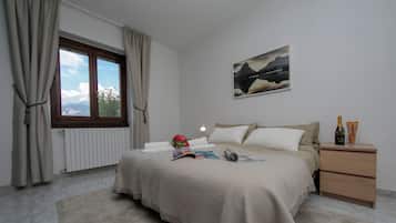 Familie appartement, meerdere slaapkamers, uitzicht op gebergte (Sonenga Panoramic Terrace) | 2 slaapkamers, een strijkplank/strijkijzer, gratis wifi, beddengoed