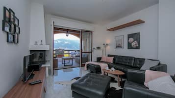 Een 24-inch flatscreentelevisie met digitale zenders en een televisie