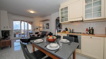 Familie appartement, meerdere slaapkamers, uitzicht op gebergte (Sonenga Panoramic Terrace) | Dineren