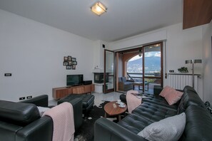 Familienapartment, Mehrere Schlafzimmer, Bergseite (Sonenga Panoramic Terrace) | Wohnbereich | 24-Zoll-Flachbildfernseher mit Digitalempfang, Fernseher, Kamin