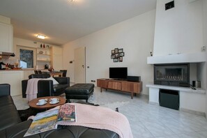 Family Apartment, Multiple Bedrooms, Mountainside (Sonenga Panoramic Terrace) | Fireplace