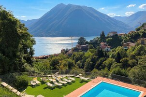 Una piscina al aire libre de temporada
