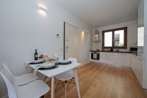 Frigorífico grande, microondas, horno y placa de cocina