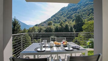 Familienapartment, Mehrere Schlafzimmer, Bergseite (Argegno Home) | Speisen im Freien