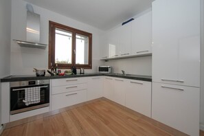 Familienapartment, Mehrere Schlafzimmer, Bergseite (Argegno Home) | Eigene Küche