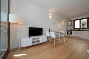 Family Apartment, Multiple Bedrooms, Mountainside (Argegno Home) | Dining