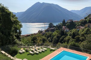 Una piscina al aire libre de temporada