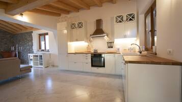 Family Penthouse, 4 Bedrooms, 2 Bathrooms, Mountainside (Villa Vecchio Mulino) | Private kitchen | Full-sized fridge, microwave, oven, stovetop