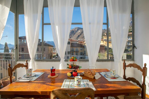 Apartment, 2 Schlafzimmer, Balkon, Seeblick | Essbereich im Zimmer