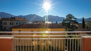 A balcony with a view of a mountain range and a body of water. - La Casa del Vitt (Menaggio)