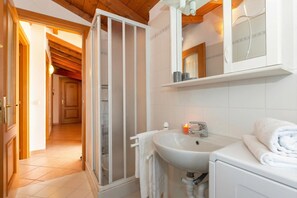Familienapartment, Mehrere Schlafzimmer, Seeseite (Garibaldi Lake View 4) | Badezimmer | Dusche, Regendusche, Haartrockner, Bidet